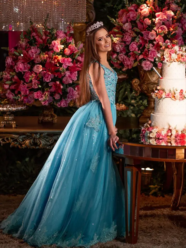 Debutante de vestido azul-turquesa
